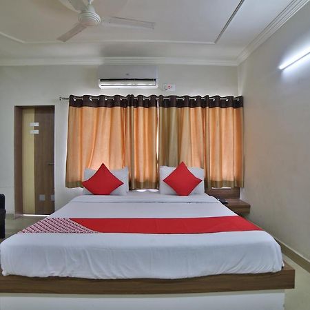 Oyo 41929 Hotel Loyal Residency Jāmnagar Εξωτερικό φωτογραφία
