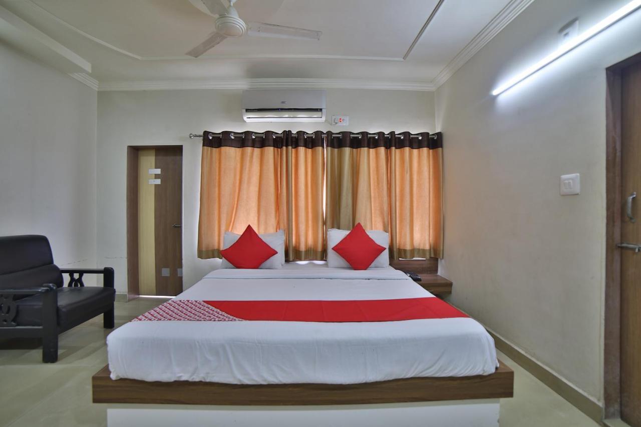 Oyo 41929 Hotel Loyal Residency Jāmnagar Εξωτερικό φωτογραφία
